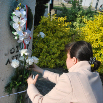 Költészet napi koszorúzás a József Attila szobornál (Fotó: Nagy Mária)