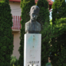 Költészet napi koszorúzás a József Attila szobornál (Fotó: Nagy Mária)