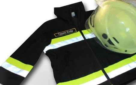 Tűzoltónak öltözve iszogatott