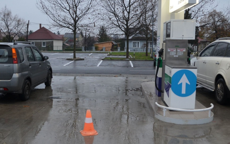 Gépkocsijával tolta el a kútkezelőt