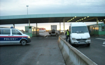 Menekültek a mikrobuszban