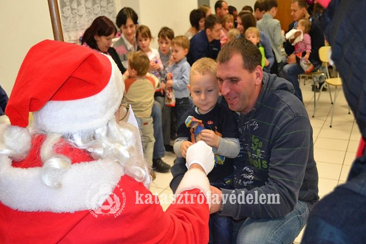 Mosonmagyaróvári laktanyában is járt a Mikulás 