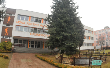 Digitális oktatásra áll át a Móra iskola