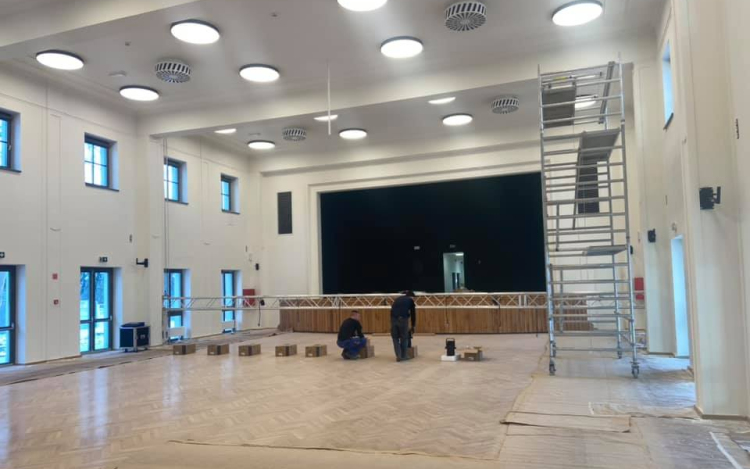 Végső simításokat végzik a Part Rendezvényházon