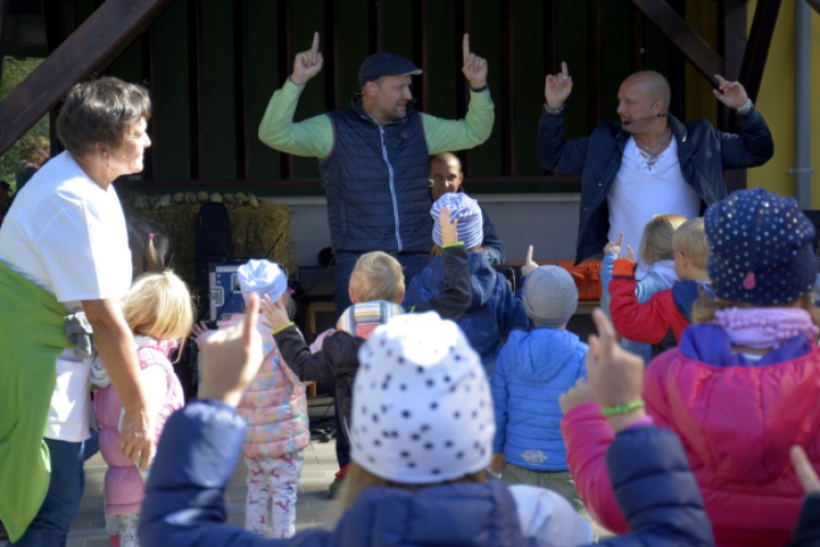 Pillangó Óvoda és Mini Bölcsőde családi nap az Alma együttessel 