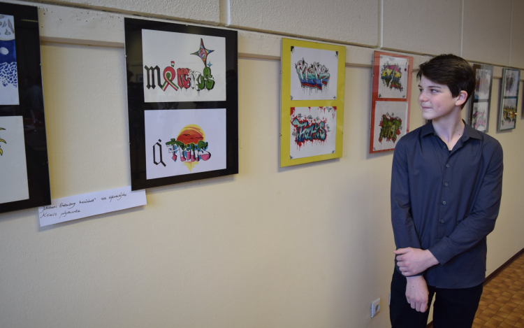 Kiállítás nyílt Bagi Levente munkáiból a Huszár Gál városi könyvtárban