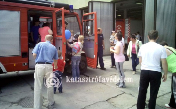 Gyermeknapon megnyílnak a tűzoltószertárak kapui 