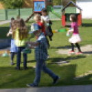 Modern játszóteret hozott a húsvéti nyuszi a Pillangó óvodásoknak és bölcsődéseknek