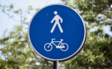 Kerékpárral és gyalog is lehet közlekedni a Lajta-hídon