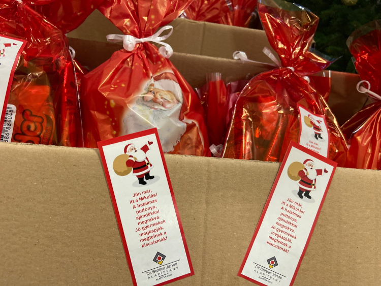 Nyolcvan mikulás csomagot osztanak szét rászoruló roma gyerekeknek