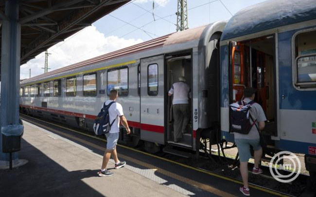 Vitézy Dávid: működik a vasúti és a buszközlekedés az országban