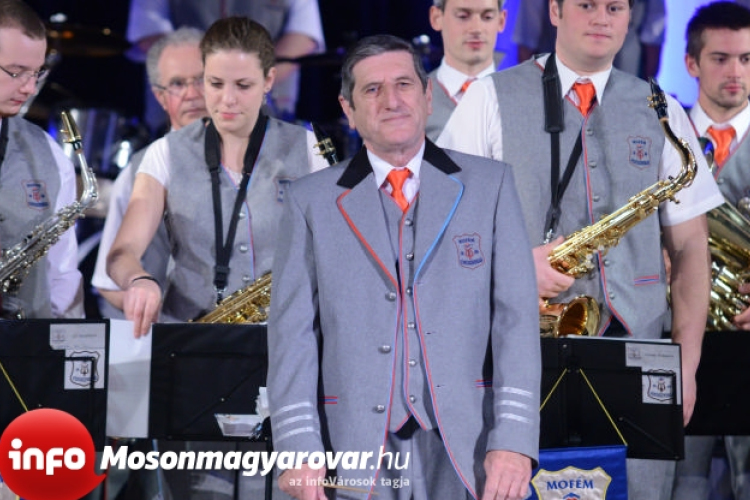 Ma véget ér egy történet, hogy kezdetét vegye valami új..