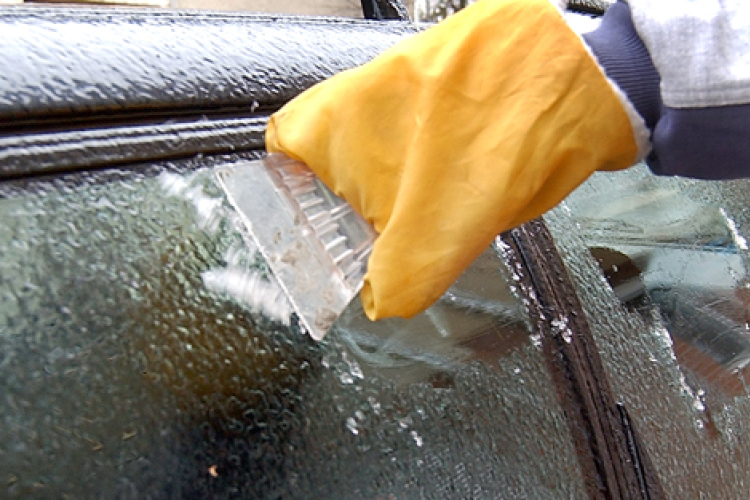 Lehulló jégtömb okozott balesetet