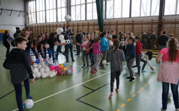 Népszerű a  „DOBJ EGY LABDÁT”  kampány