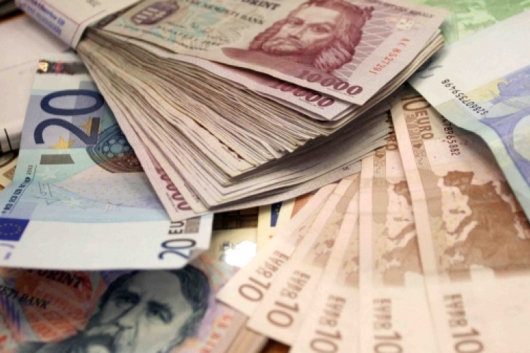 Hamarosan 324 forint is lehet egy euró