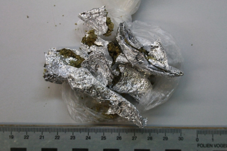 Bedrogozva, a vezetéstől eltiltva autózott