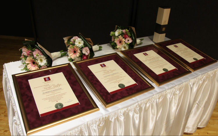 A nyugállományba vonulókat és a kiváló pedagógusokat köszöntötték