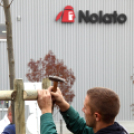 Kőrisfacsemetéket ültettek a diákok a Nolato Magyarország Kft telephelyén