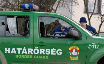 Bosnyák embercsempész, tíz határsértő