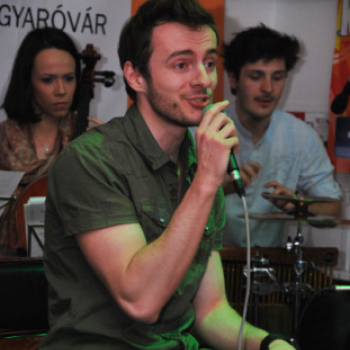 Költészet napja a FIÓK-ban a Kávészünet zenekarral (Fotó: Nagy Mária)