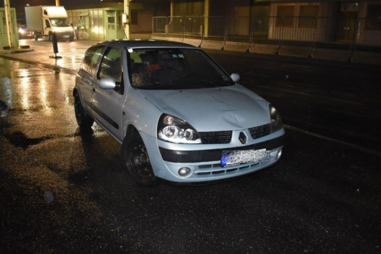 Hamis rendszámmal akarta átlépni a határt