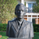 Költészet napi koszorúzás a József Attila szobornál (Fotó: Nagy Mária)