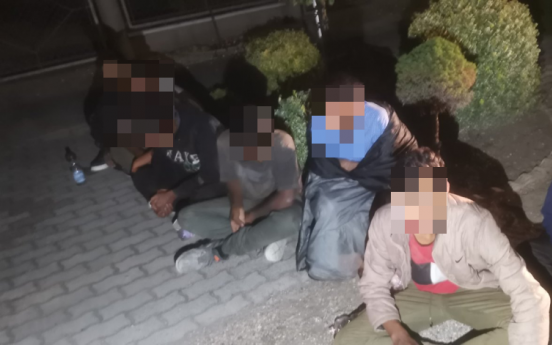 Rendőrök elől menekült, kapubejárónak ütközött