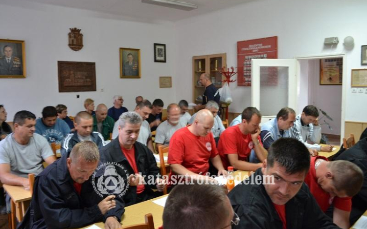 Sikeresen levizsgáztak a létesítményi tűzoltók 