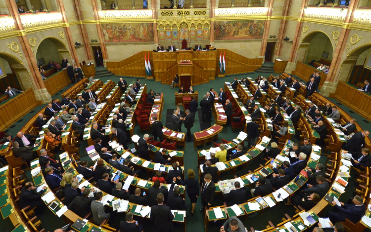 OGY - A tizenhetedik alaptörvény-módosításról dönt a parlament