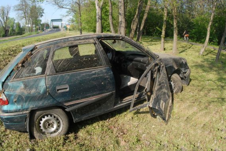 Árokba hajtott egy autó Halászinál