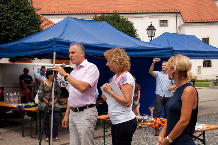 Apró Kezek, Csodakertek