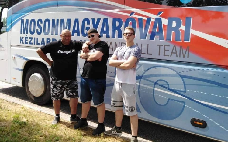 Nyaralni vitték az MKC-buszt