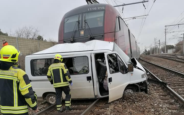 Parndorfnál egy vonat és egy kisbusz ütközött, késnek a vonatok - KÉPEKKEL