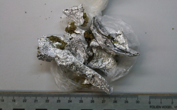 Bedrogozva, a vezetéstől eltiltva autózott