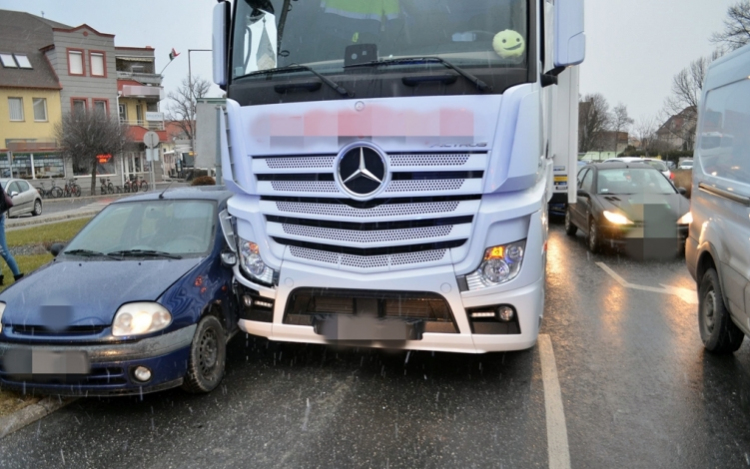 Figyelmetlen sávváltás okozott balesetet