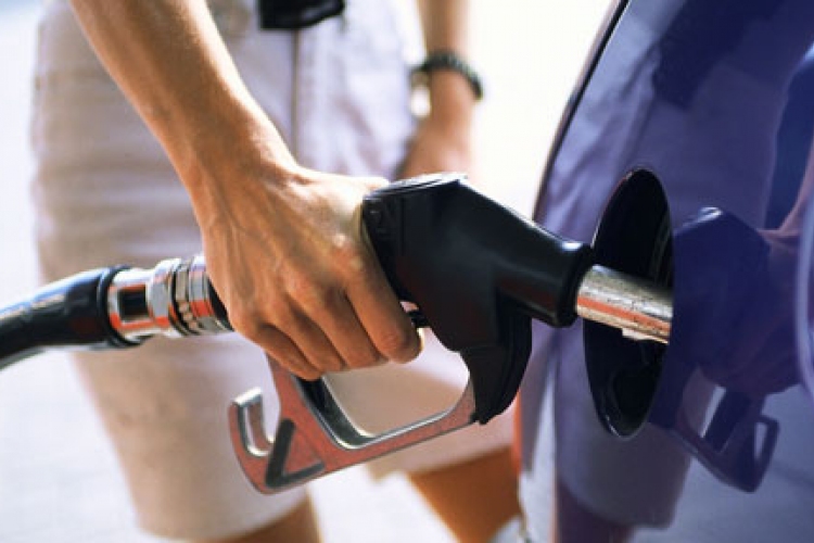 Holnaptól emelkedik az üzemanyagok ára