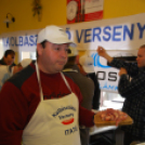 Kolbásztöltő verseny (Fotó: Nagy Mária)