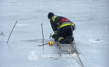 Korcsolyázás, jégről mentés 