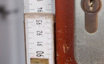 Rendőrökre támadt egy férfi