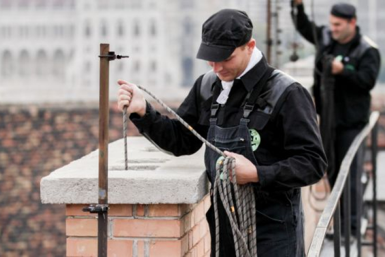 Az önkormányzati bérlakásokba a katasztrófavédelem kéményseprőit kell hívni