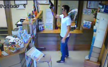 Fegyveresen rabolt, keresi a rendőrség