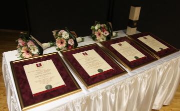 A nyugállományba vonulókat és a kiváló pedagógusokat köszöntötték