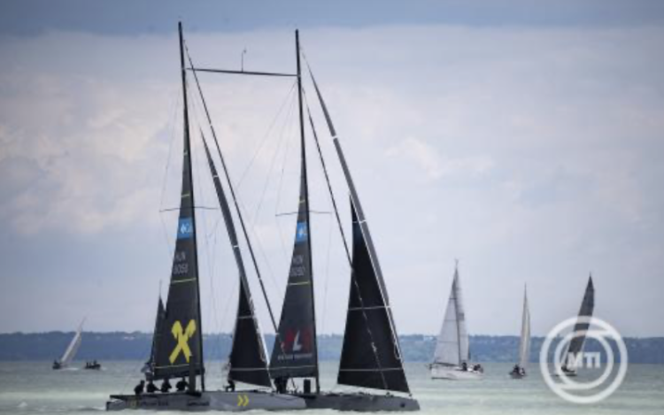 Kékszalag – Elrajtolt a tókerülő verseny mezőnye Balatonfüredről