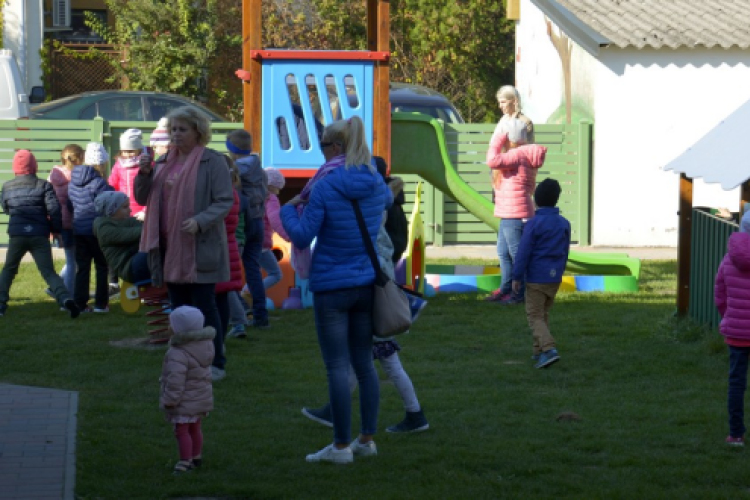 Pillangó Óvoda és Mini Bölcsőde családi nap az Alma együttessel 