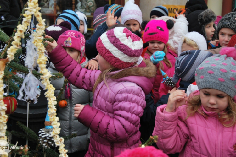 Karácsonyfát díszítettek az óvodások a Magyar utcán