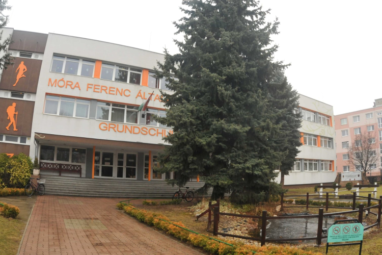 Digitális oktatásra áll át a Móra iskola