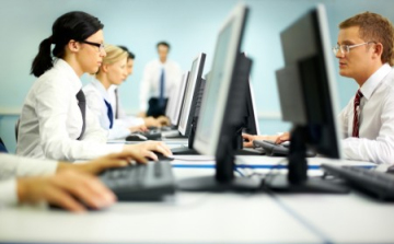 Nem ellenőrizheti korlátlanul dolgozóit a munkáltató - Súlyos büntetés lehet a vége