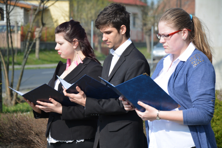 Koszorúzás a József Attila szobornál (Fotó: Nagy Mária)