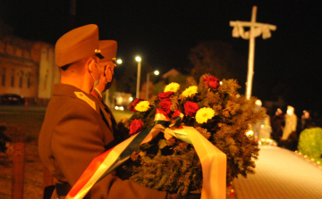 “Ki tett itt csontból, húsból törvényt?” - Kegyeleti megemlékezés a Városi Gyásznapon