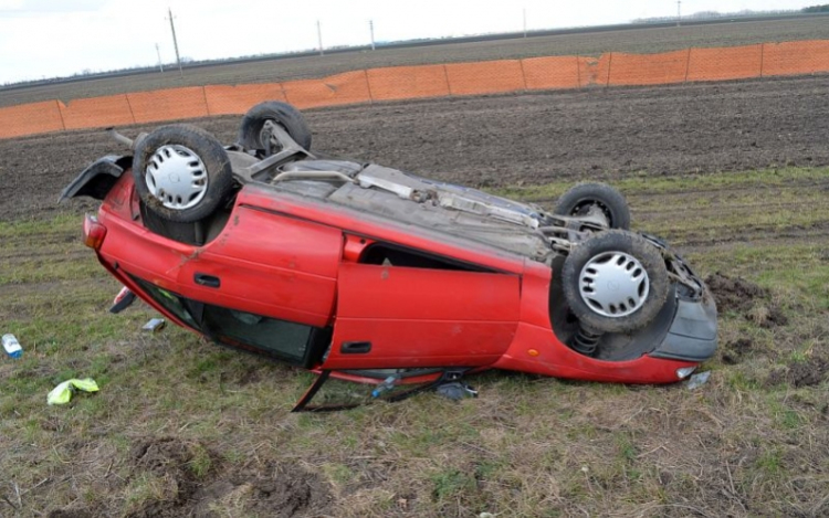 Képek a szerdai balesetről, és hamis rendszámmal közlekedett